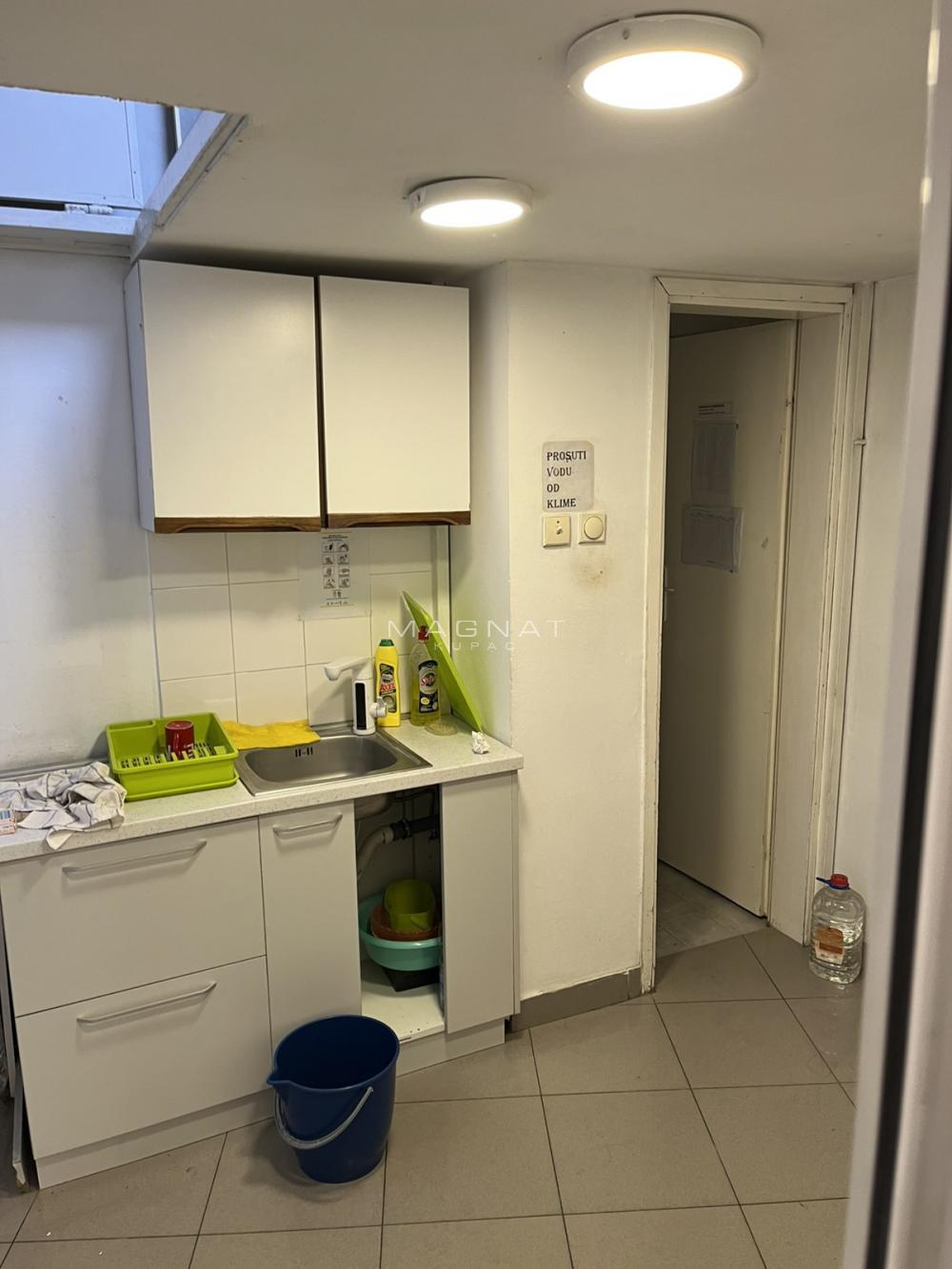 Slika 1 - Bulevar Kralja Aleksandra,  Lokal za izdavanje, 135m2, 1.500€