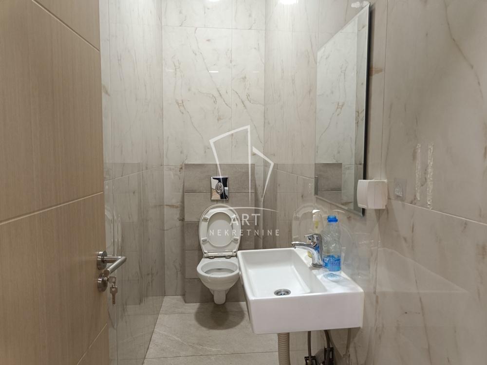 Slika 8 - Surčinska,  Lokal na prodaju, 155m2, 310.000€