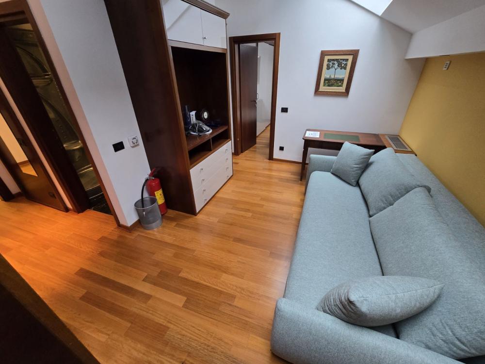 Slika 10 - Knez Mihailova, Šestosoban stan za izdavanje, 210m2, 3.500€