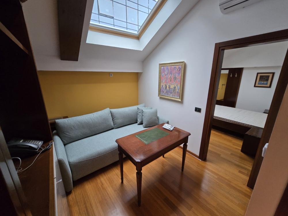 Slika 3 - Knez Mihailova, Šestosoban stan za izdavanje, 210m2, 3.500€