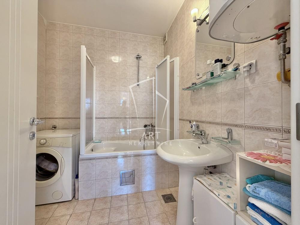 Slika 8 - Miće Orlovića,  Kuća na prodaju, 220m2, 790.000€