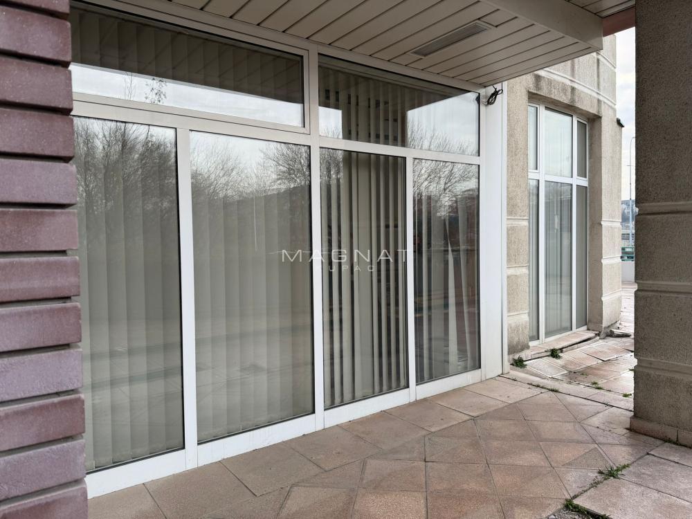 Glavna slika -Bulevar Arsenija Čarnojevića,  Lokal na prodaju, 65m2, 190.000€