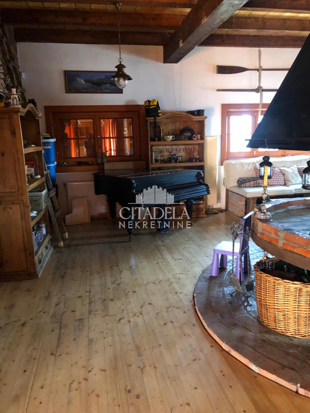 Slika 3 - Surčin na Savi, Kuća za izdavanje, 200m2, 1.700€