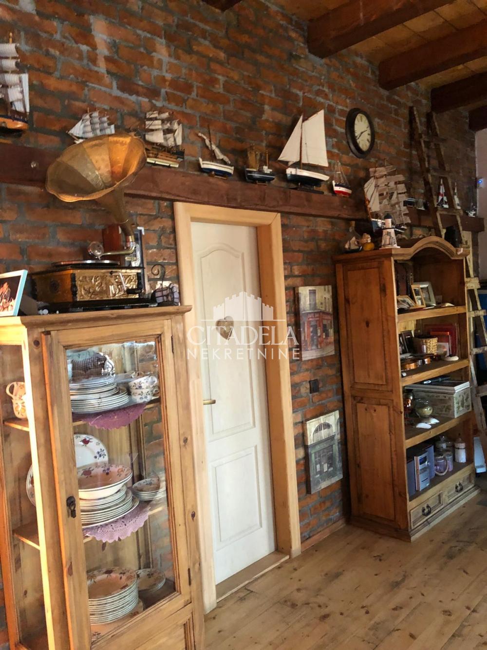 Slika 8 - Surčin na Savi, Kuća za izdavanje, 200m2, 1.700€