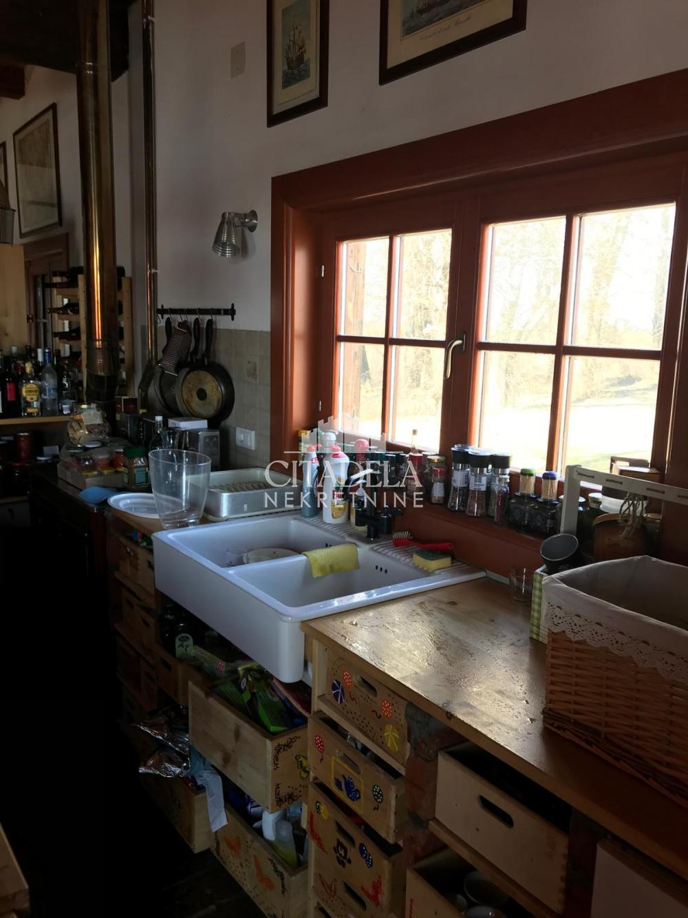 Slika 7 - Surčin na Savi, Kuća za izdavanje, 200m2, 1.700€