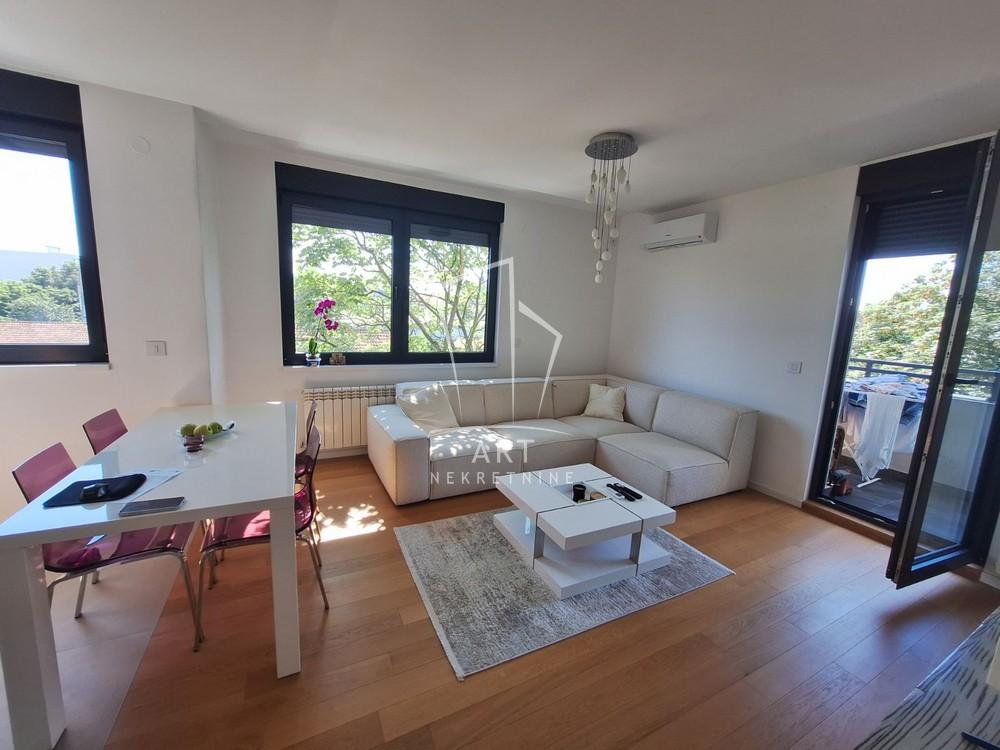 Slika 1 - Cara Dušana, Dvoiposoban stan za izdavanje, 68m2, 790€