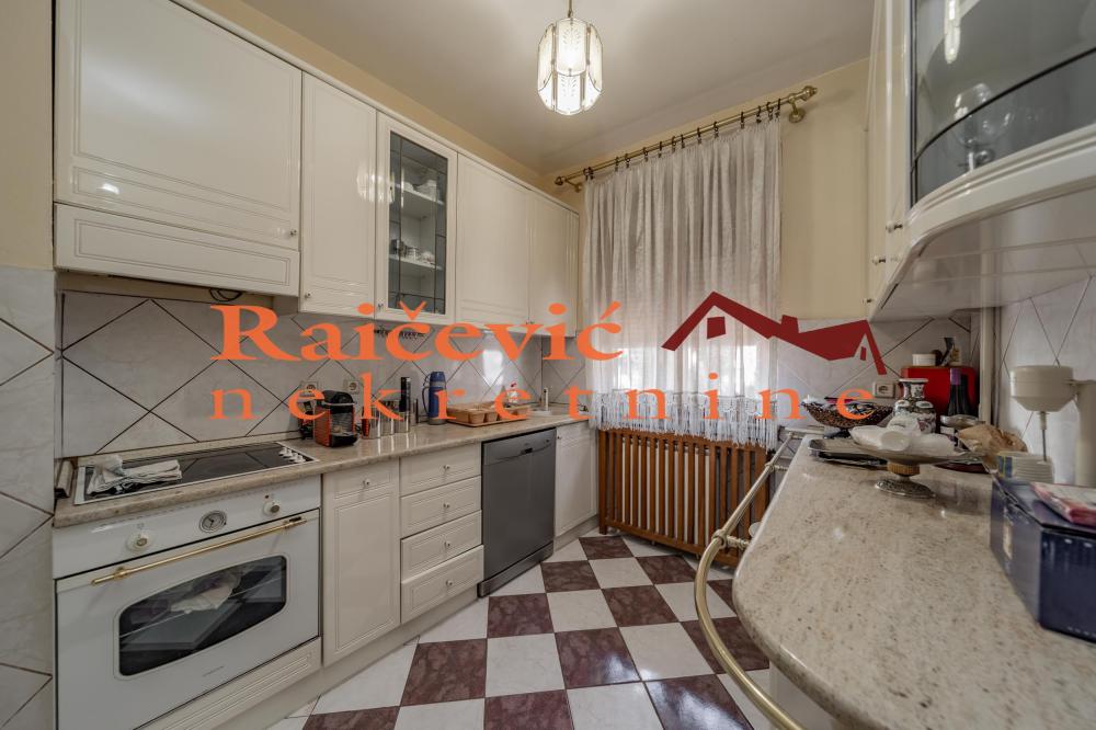 Slika 2 - Milovana Jankovica,  Kuća na prodaju, 273m2, 430.000€
