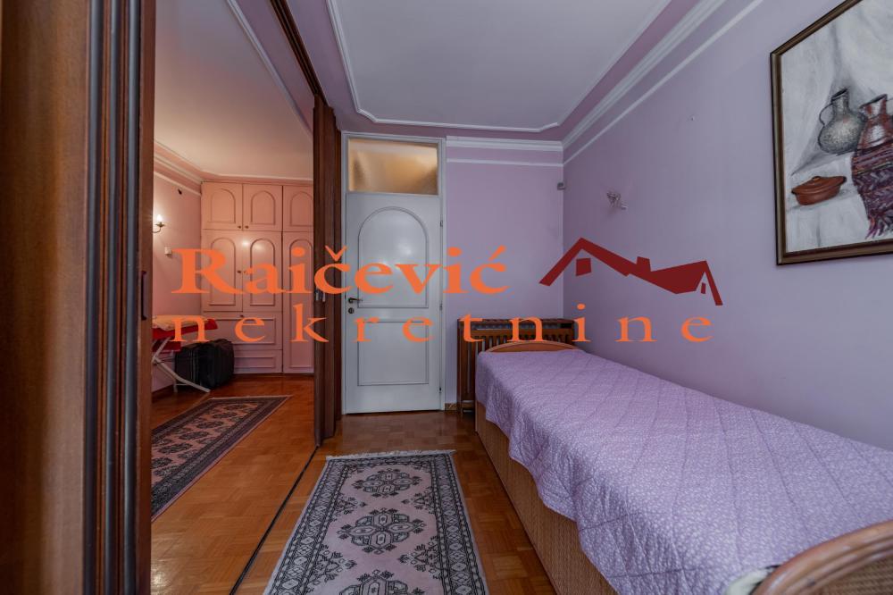 Slika 8 - Milovana Jankovica,  Kuća na prodaju, 273m2, 430.000€