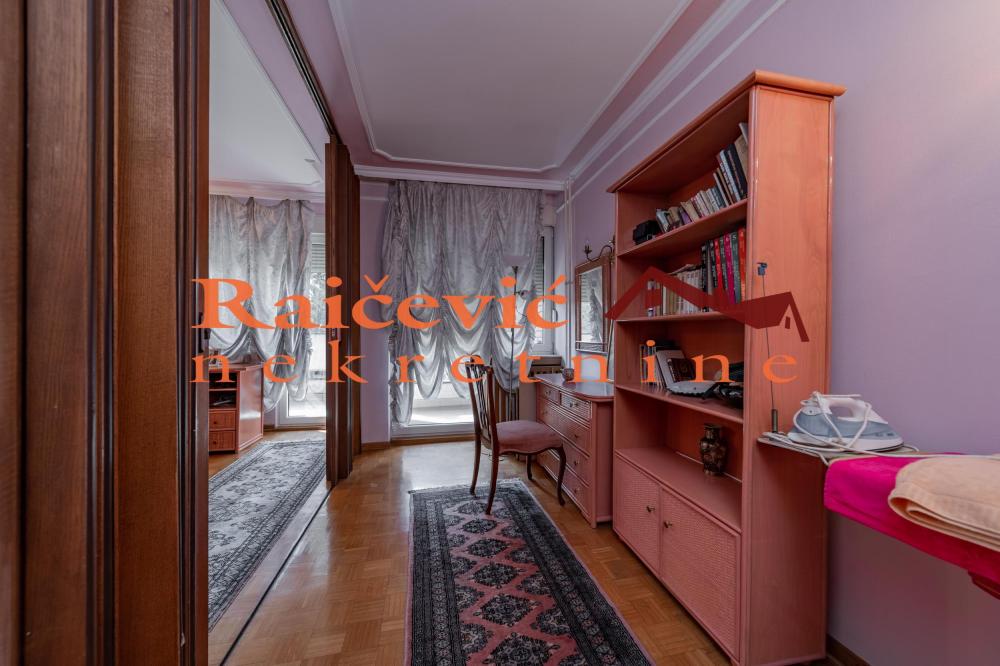 Slika 9 - Milovana Jankovica,  Kuća na prodaju, 273m2, 430.000€