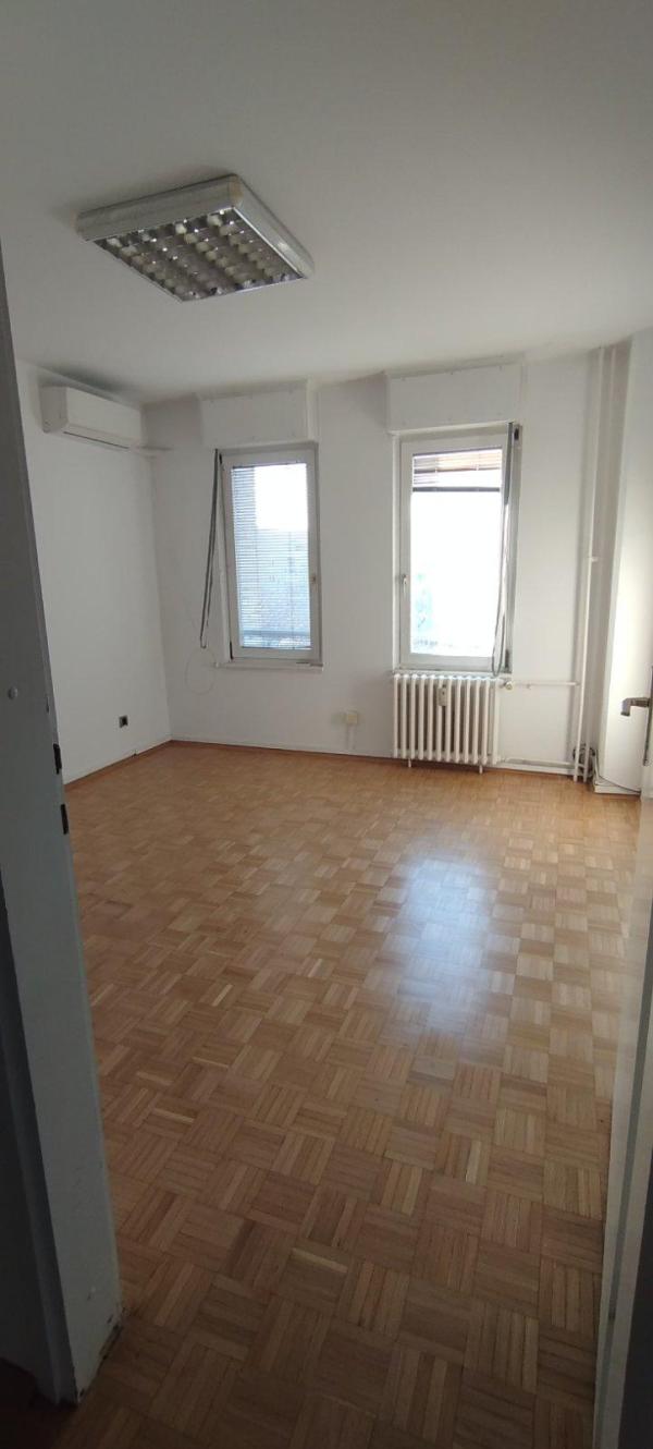 Slika 3 - Bulevar Arsenija Čarnojevića,  Lokal za izdavanje, 110m2, 1.100€
