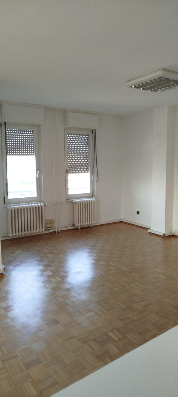 Slika 4 - Bulevar Arsenija Čarnojevića,  Lokal za izdavanje, 110m2, 1.100€