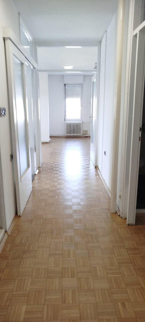 Slika 8 - Bulevar Arsenija Čarnojevića,  Lokal za izdavanje, 110m2, 1.100€
