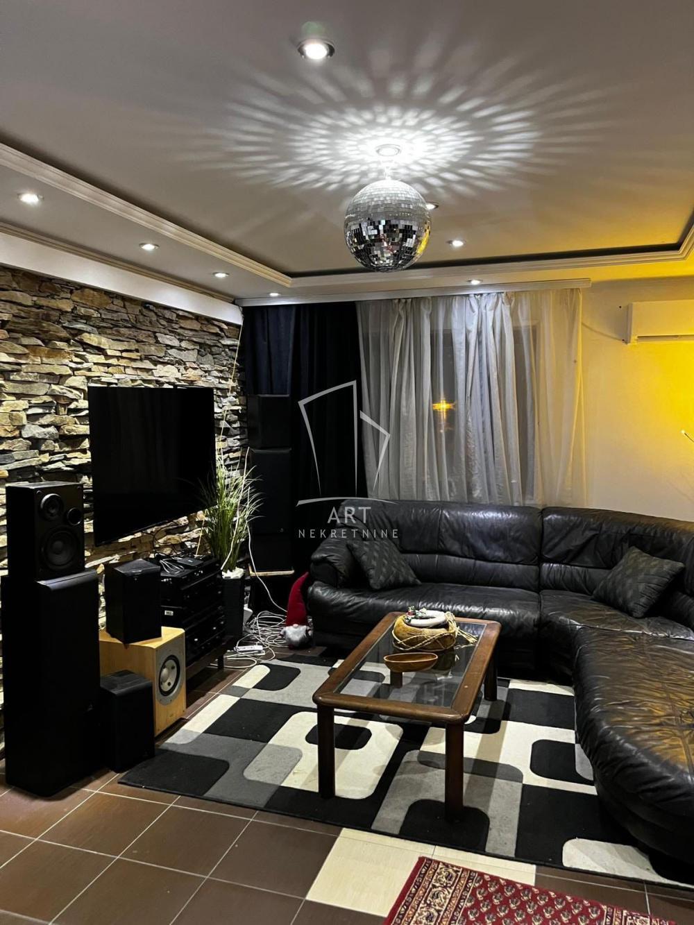 Glavna slika -Požarevačka, Petosoban stan za izdavanje, 110m2, 1.450€