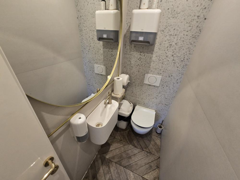 Slika 11 - Bulevar Maršala Tolbuhina,  Lokal za izdavanje, 125m2, 2.500€