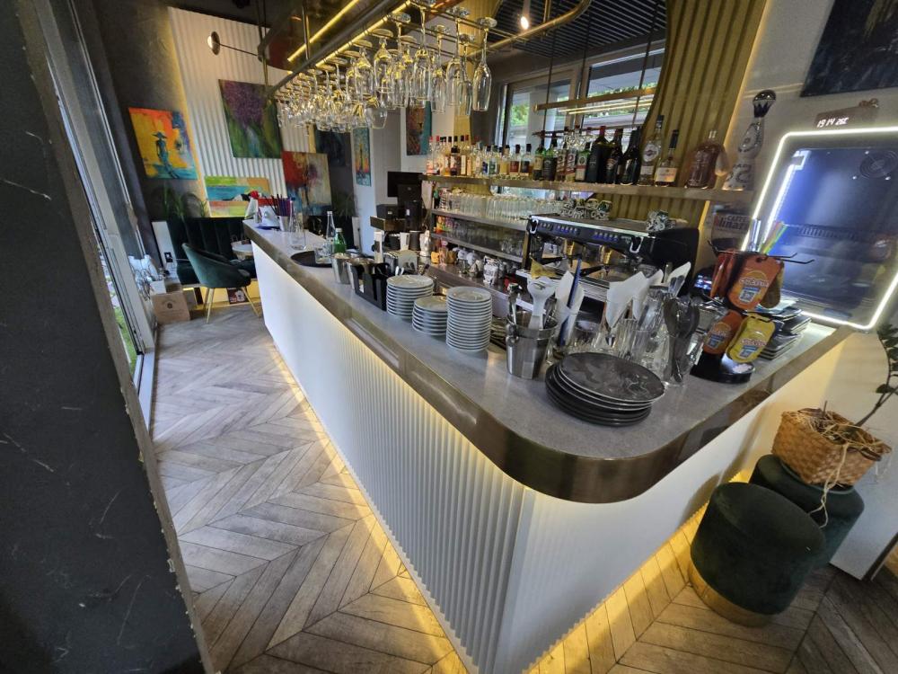 Slika 5 - Bulevar Maršala Tolbuhina,  Lokal za izdavanje, 125m2, 2.500€