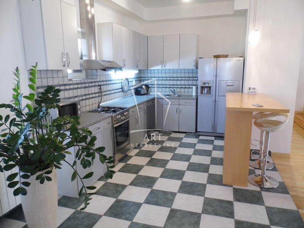 Slika 8 - Svetozara Radojčića,  Kuća za izdavanje, 360m2, 3.500€