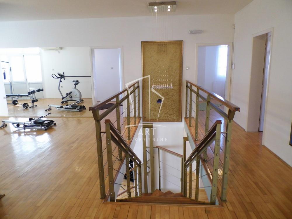 Slika 9 - Svetozara Radojčića,  Kuća za izdavanje, 360m2, 3.500€