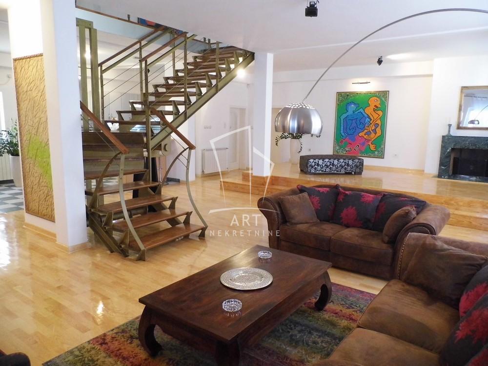 Slika 1 - Svetozara Radojčića,  Kuća za izdavanje, 360m2, 3.500€