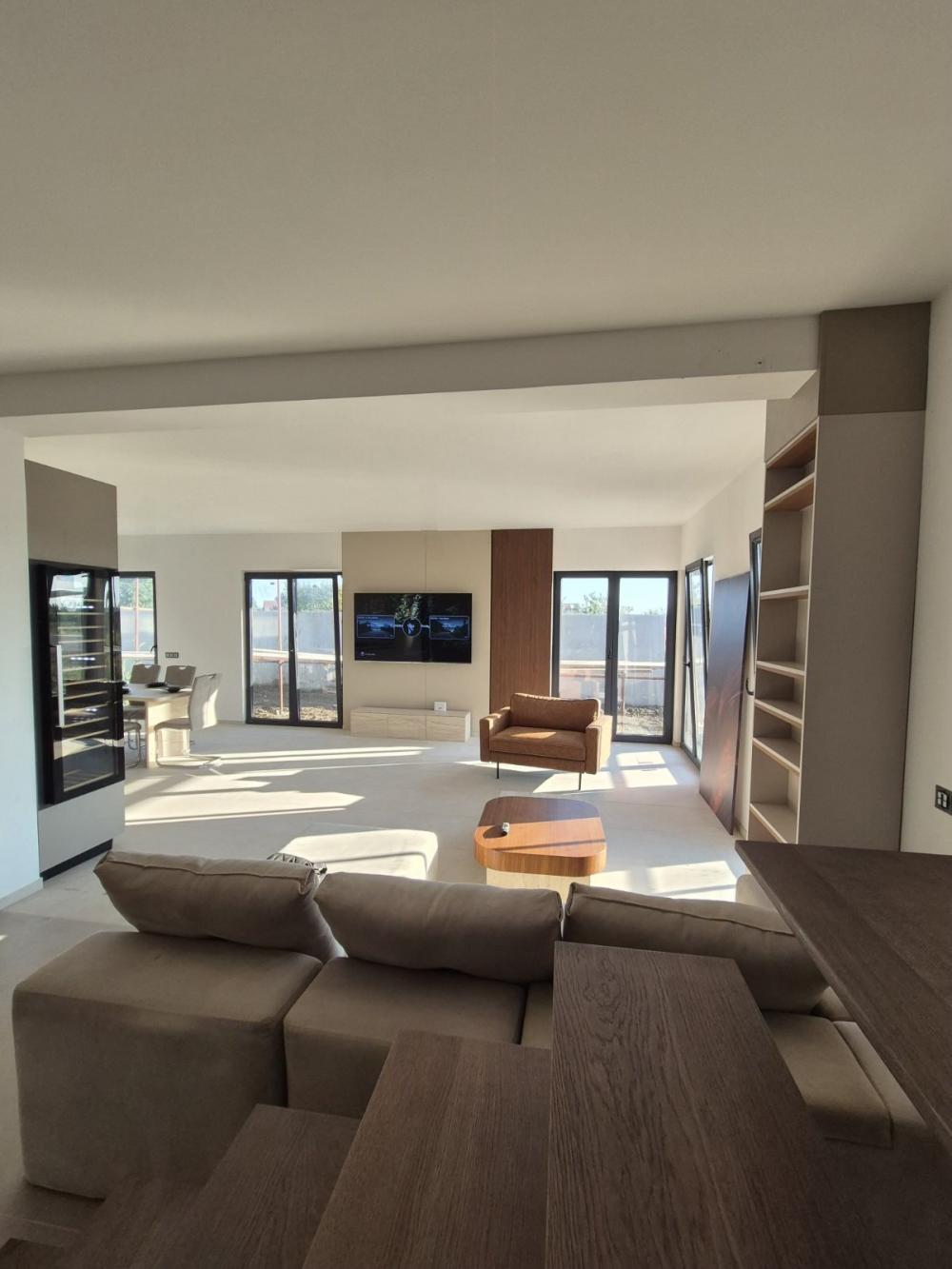 Slika 6 - Mihajla Lazarevića,  Kuća za izdavanje, 250m2, 2.300€