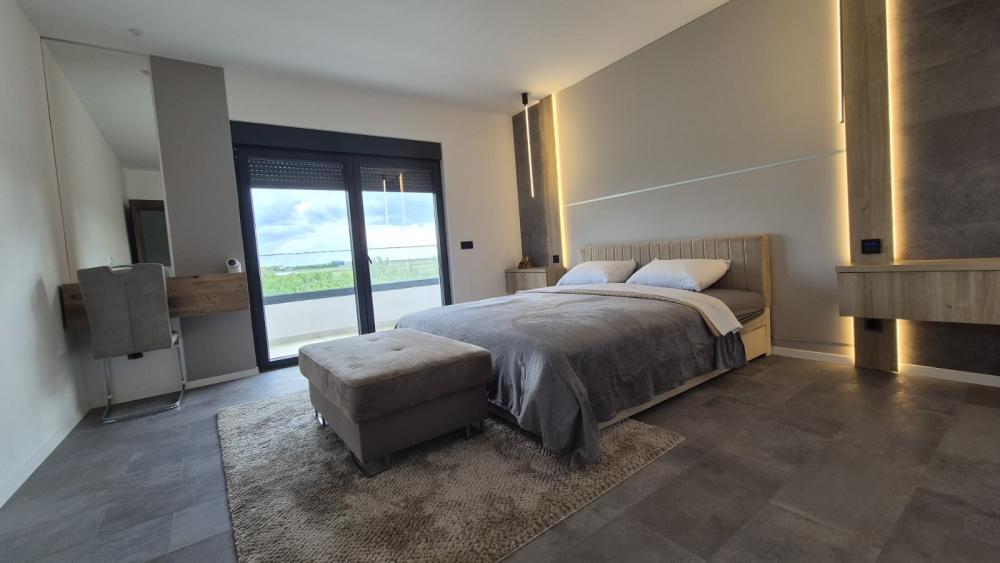 Slika 8 - Mihajla Lazarevića,  Kuća za izdavanje, 250m2, 2.300€