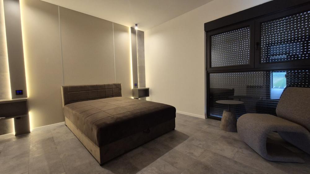 Slika 9 - Mihajla Lazarevića,  Kuća za izdavanje, 250m2, 2.300€