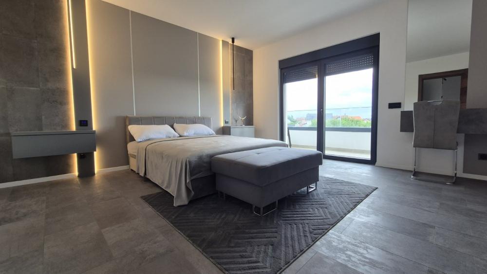 Slika 7 - Mihajla Lazarevića,  Kuća za izdavanje, 250m2, 2.300€