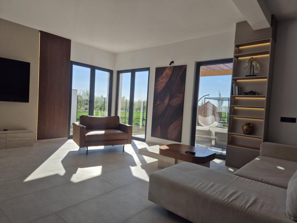 Slika 2 - Mihajla Lazarevića,  Kuća za izdavanje, 250m2, 2.300€