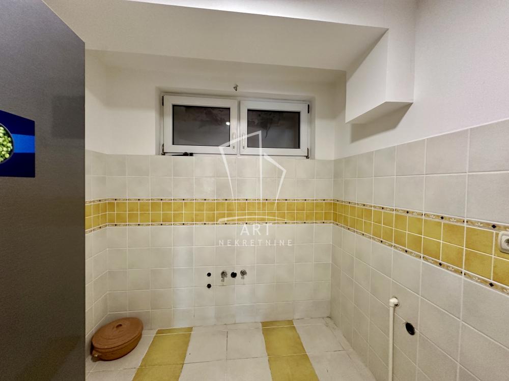 Slika 11 - Anice Savić Rebac,  Kuća za izdavanje, 320m2, 2.300€