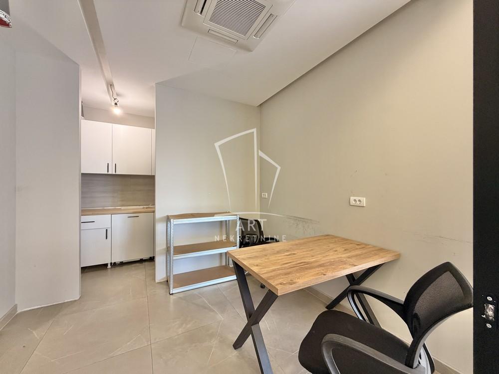 Slika 11 - Batajnički drum 9. deo,  Lokal za izdavanje, 450m2, 4.275€