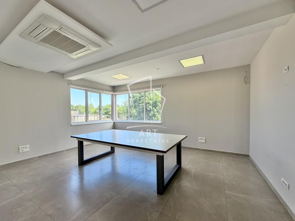 Slika 5 - Batajnički drum 9. deo,  Lokal za izdavanje, 450m2, 4.275€