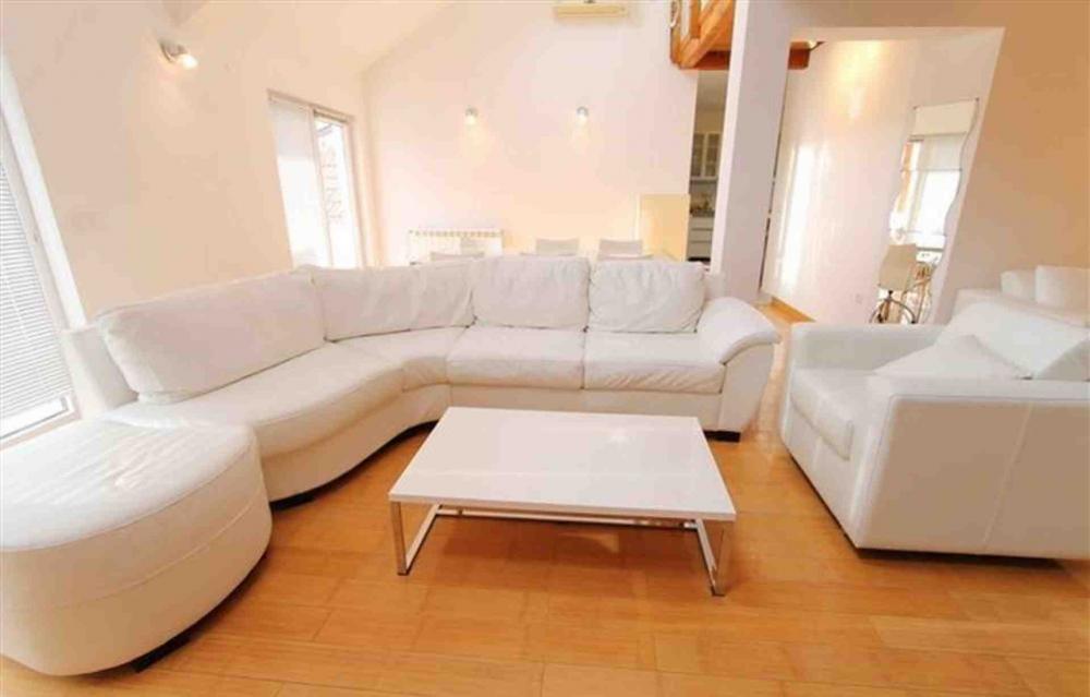 Slika 2 - Hilandarska, Trosoban stan za izdavanje, 130m2, 1.200€