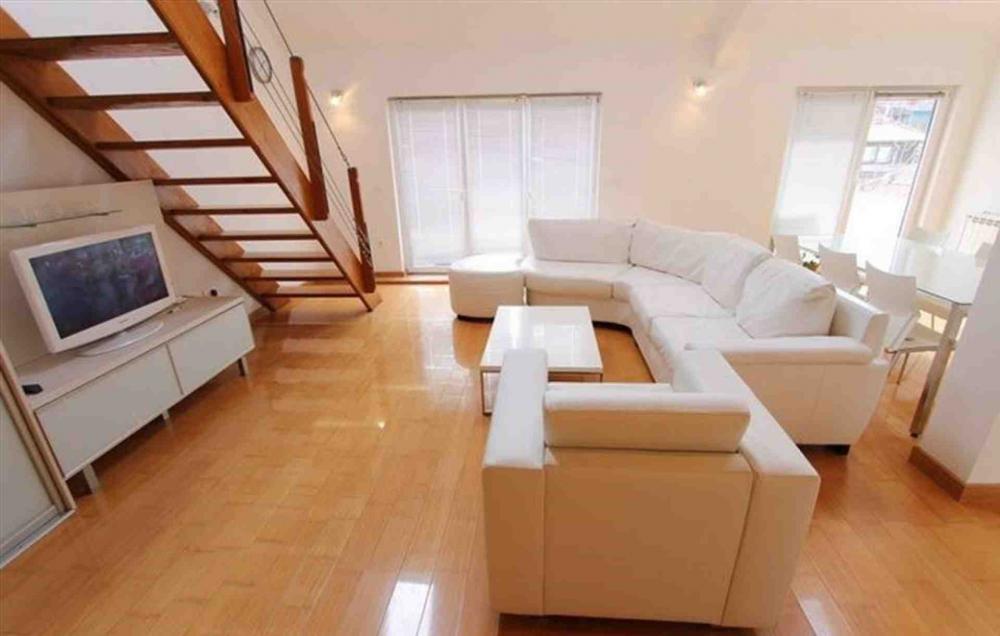 Slika 3 - Hilandarska, Trosoban stan za izdavanje, 130m2, 1.200€
