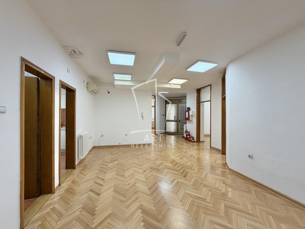 Slika 1 - Uzun Mirkova,  Lokal za izdavanje, 180m2, 2.200€
