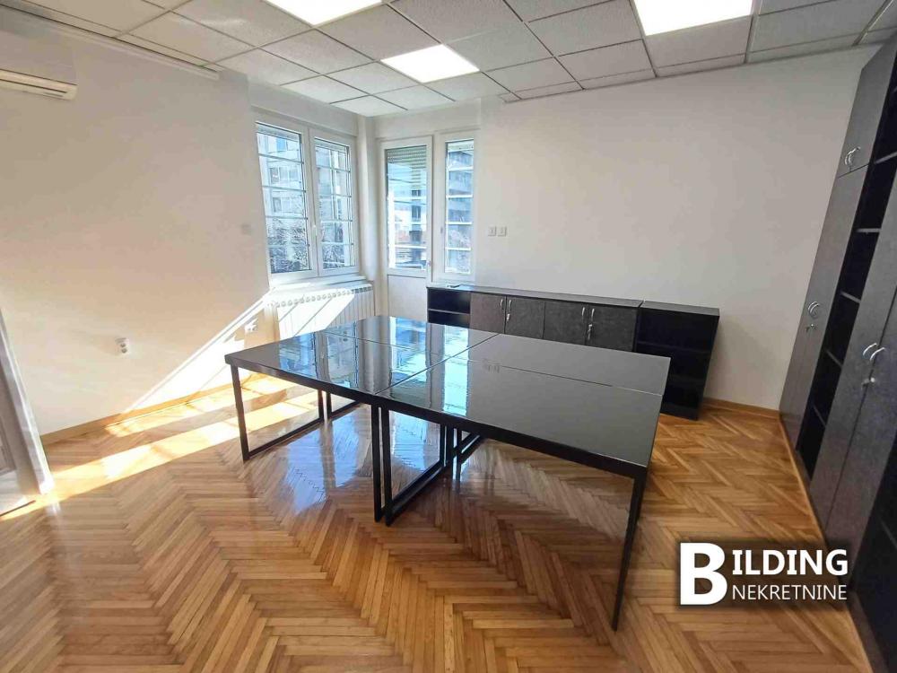 Slika 1 - Bulevar Despota Stefana,  Lokal za izdavanje, 135m2, 1.300€