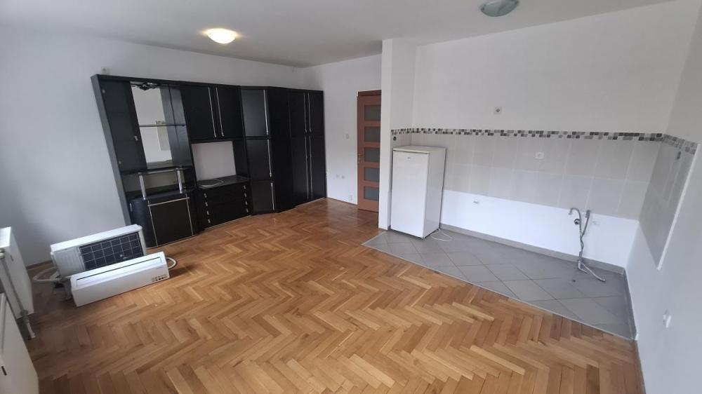Slika 2 - Dvosoban stan za izdavanje, 67m2, 500€