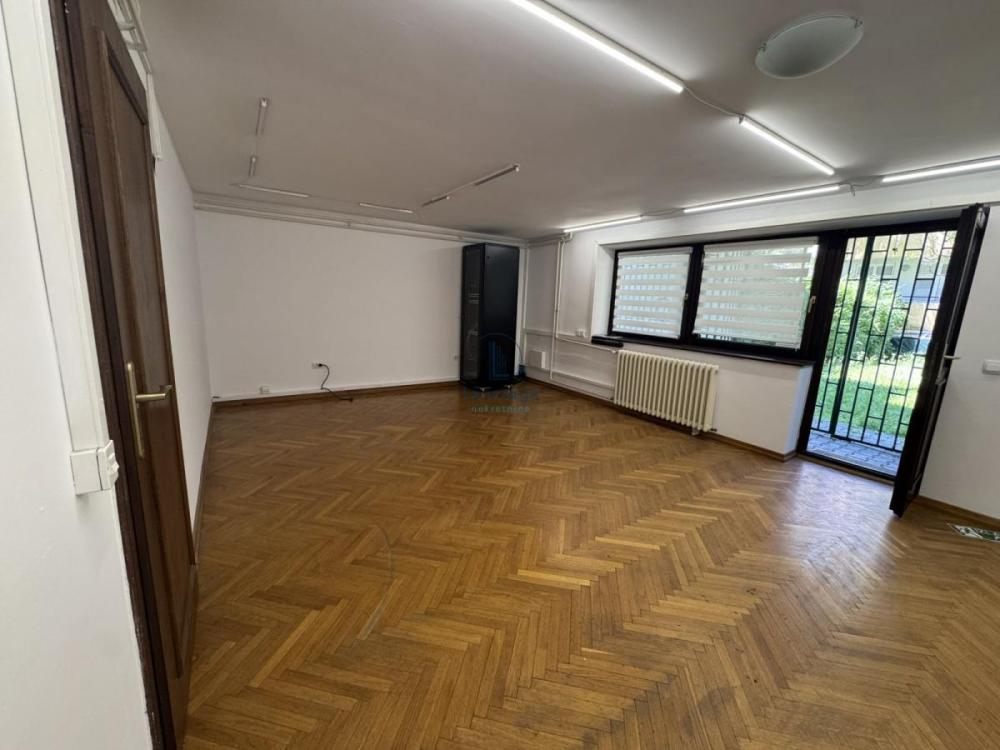 Slika 2 -  Kuća za izdavanje, 290m2, 2.500€