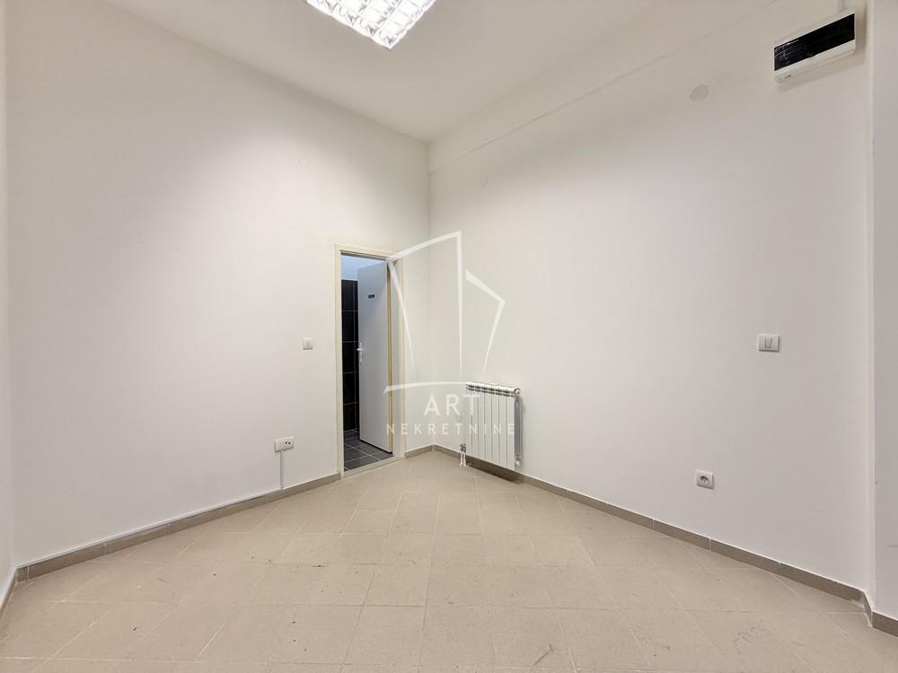 Slika 2 - Vojvode Stepe,  Lokal na prodaju, 14m2, 56.000€