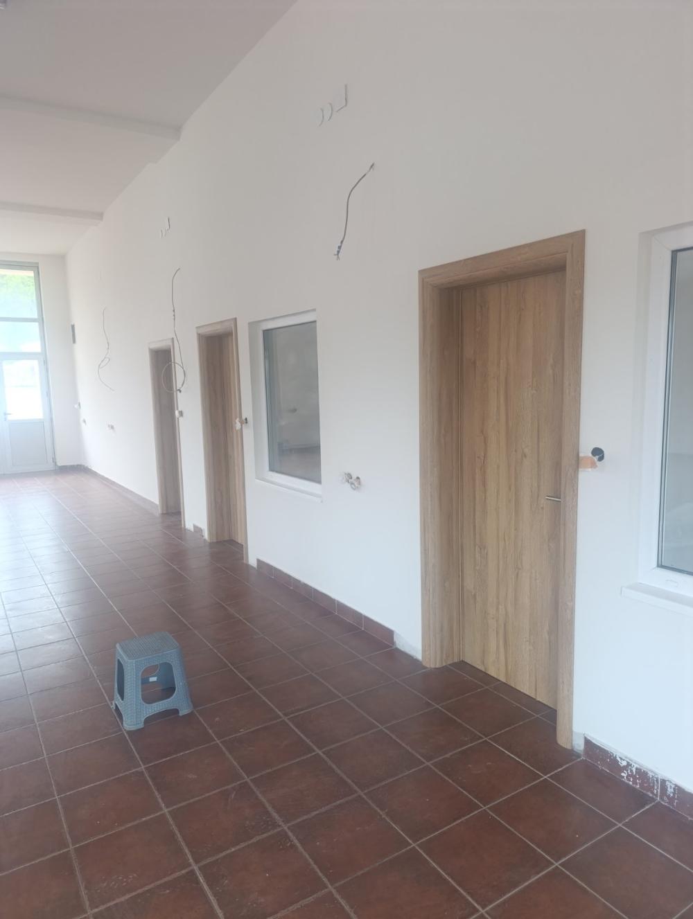 Slika 1 - Bulevar Revolucije 27b,  Lokal za izdavanje, 160m2, 1.200€