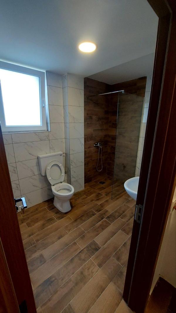 Slika 9 - Dejana Nastića,  Kuća za izdavanje, 200m2, 2.000€