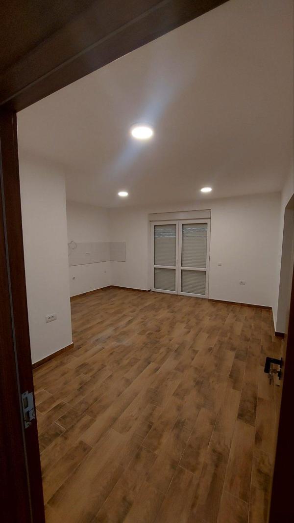 Slika 7 - Dejana Nastića,  Kuća za izdavanje, 200m2, 2.000€