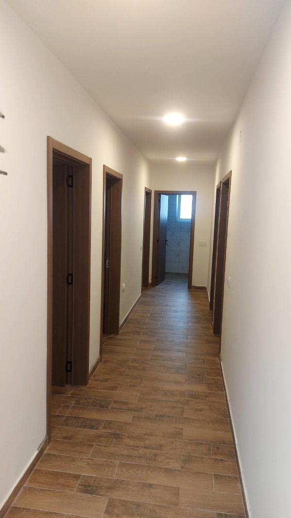 Slika 10 - Dejana Nastića,  Kuća za izdavanje, 200m2, 2.000€