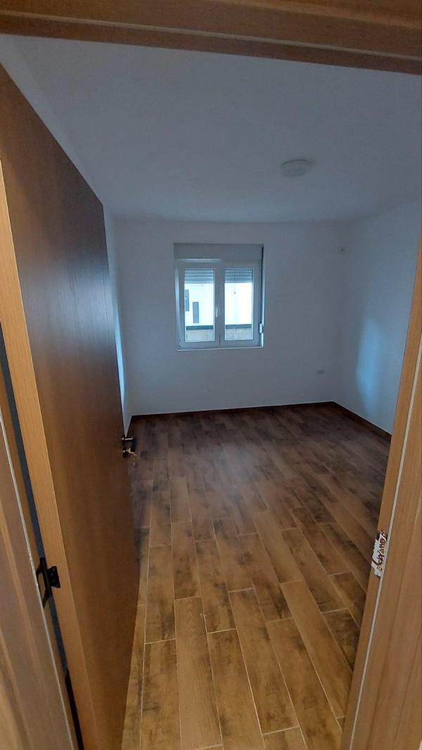 Slika 5 - Dejana Nastića,  Kuća za izdavanje, 200m2, 2.000€