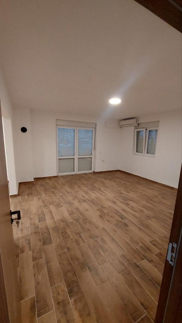 Slika 6 - Dejana Nastića,  Kuća za izdavanje, 200m2, 2.000€