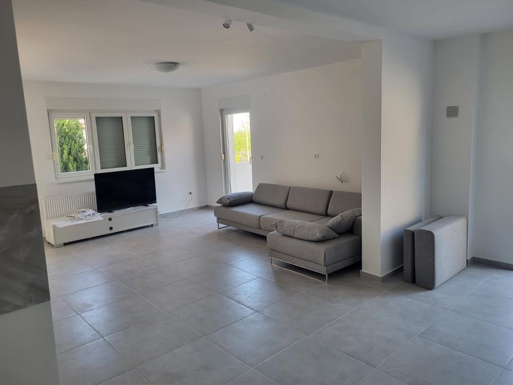 Slika 2 - Maje Dimitrijević,  Kuća za izdavanje, 160m2, 1.500€