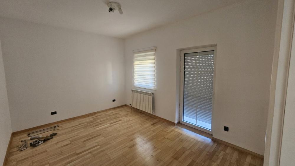 Slika 9 - Geteova,  Kuća za izdavanje, 200m2, 2.200€