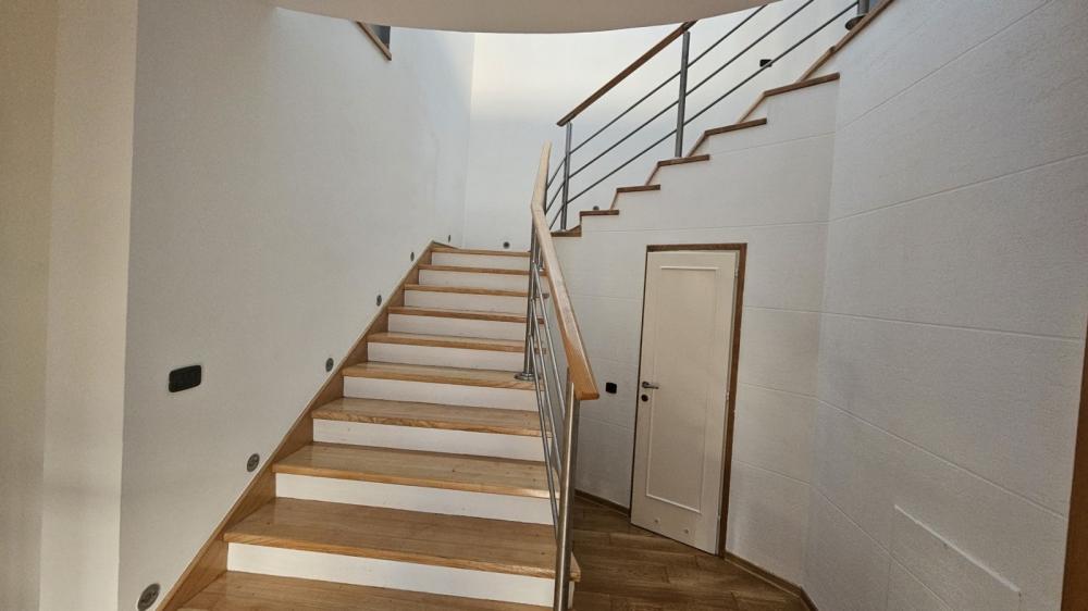 Slika 8 - Geteova,  Kuća za izdavanje, 200m2, 2.200€