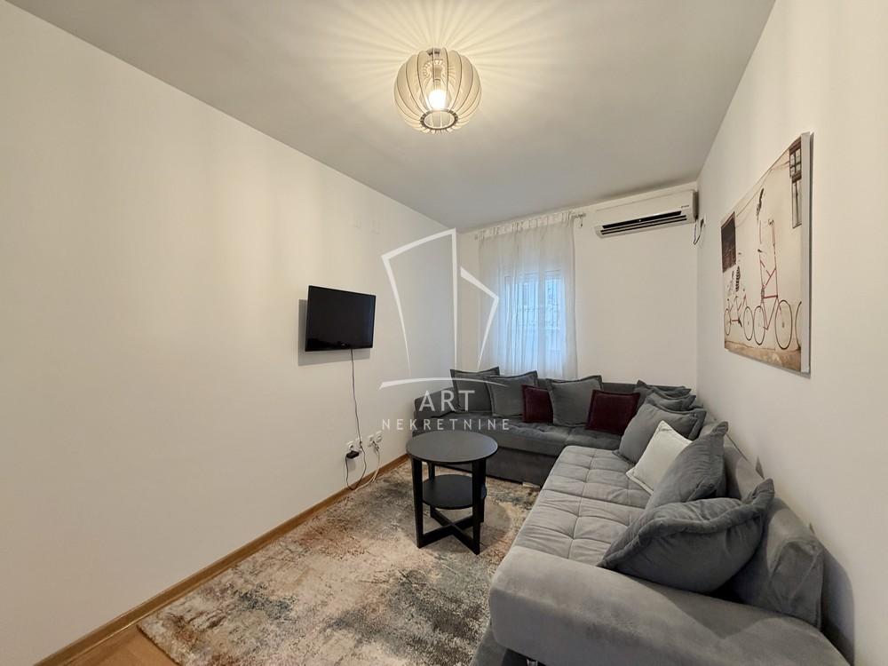 Slika 1 - Rada Neimara, Dvoiposoban stan za izdavanje, 42m2, 650€