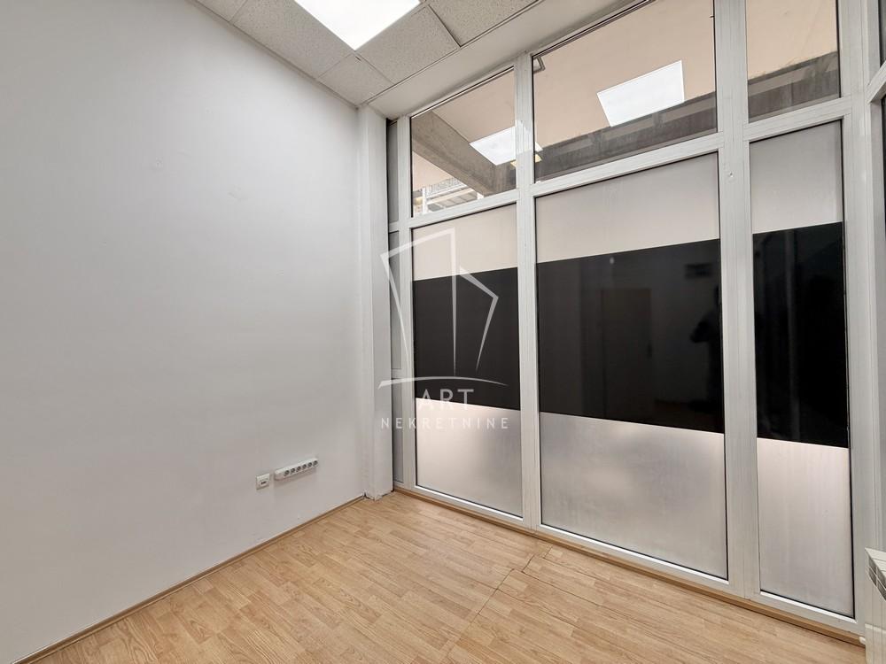 Slika 4 - Bulevar Zorana Đinđića,  Lokal na prodaju, 35m2, 156.000€