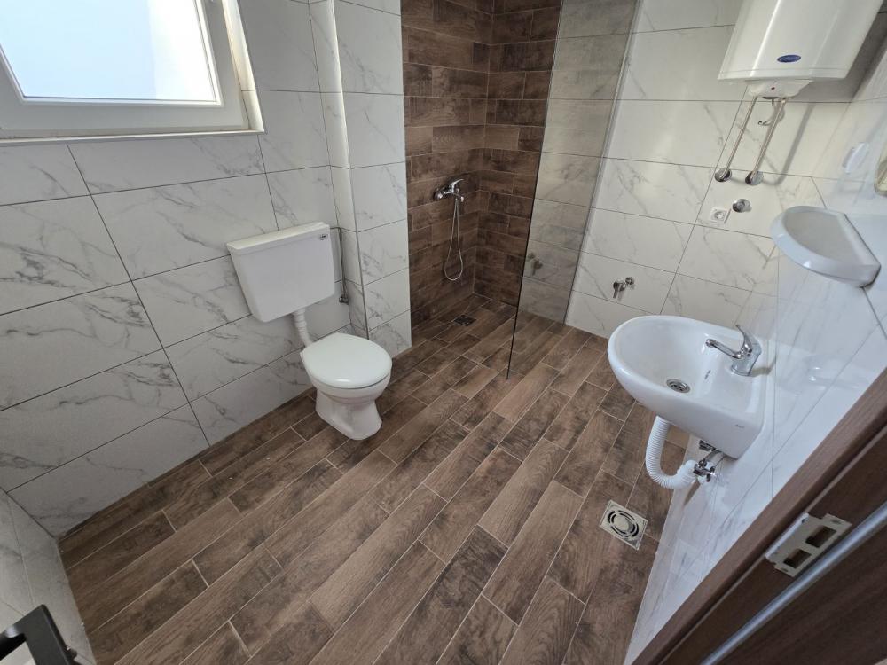 Slika 10 - Danice Kojić,  Kuća za izdavanje, 200m2, 2.000€