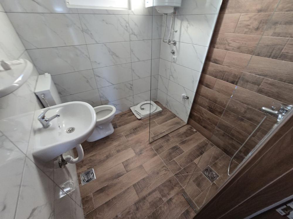 Slika 8 - Danice Kojić,  Kuća za izdavanje, 200m2, 2.000€
